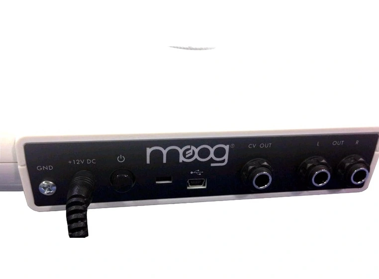 Moog Theremini Wavetable, Pitch korreksjon og CV utgang 